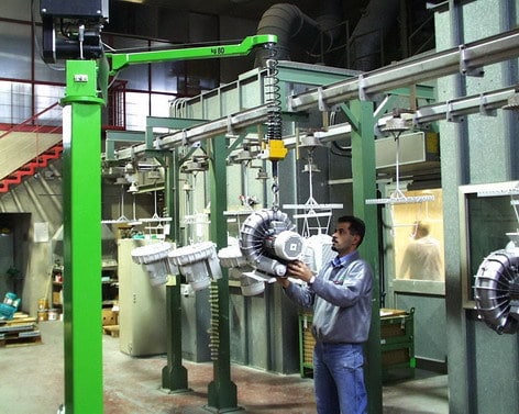 Motor eléctrico – Completo Siendo una pieza particularmente voluminosa e incómoda de posicionar por sus dimensiones, la solución ideal es un INDEVA, manipulador industrial de última generación, adoptado para mover el motor.