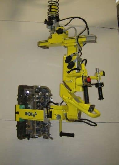 El manejo de componentes incómodos como las bases de motores endotérmicos ya no es un problema. Los manipuladores industriales INDEVA cumplen con esta responsabilidad con total seguridad y ergonomía.
