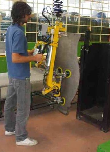 Los manipuladores industriales INDEVA, equipados con dispositivos de rotación de la carga, están diseñados para permitir la introducción del motor endotérmico en el interior de un habitáculo.