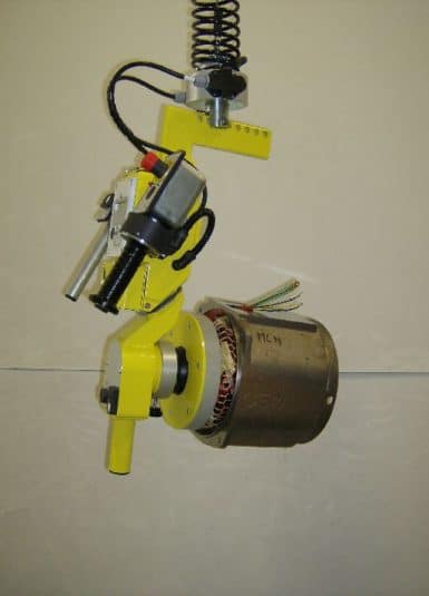 Motor eléctrico – Componentes Los manipuladores industriales INDEVA son la solución ideal para el manejo de motores eléctricos y sus componentes. La cabeza orbital INDEVA permite girar el motor de forma rápida, sin esfuerzo y con total seguridad, manteniendo la carga perfectamente equilibrada en todas las posiciones y en condiciones de gravedad cero, de esta forma tendremos movimientos extremadamente precisos, consiguiendo un posicionamiento preciso de la carga.