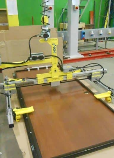 La serie INDEVA® Liftronic® es la revolución en el campo de los manipuladores industriales. Mover objetos que son difíciles de agarrar y extremadamente frágiles, como puertas y ventanas, requeriría energía y operadores. Normalmente, para este tipo de manipulación se utiliza una herramienta de agarre por vacío, con el fin de manipular vidrios y puertas de grandes dimensiones. De esta manera, el operador puede posicionar la carga de la manera más adecuada para el procesamiento de puertas y ventanas, sin causar ningún daño. Los sistemas inteligentes de INDEVA se distinguen por sus movimientos fluidos y precisos, que permiten manipular diferentes pesos sin necesidad de preajustar la carga, a diferencia de los manipuladores tradicionales del mercado.