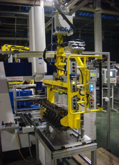 Un sistema INDEVA con pinza que agarra los cabezales y las bases del motor endotérmico es la solución óptima para manipularlos de forma segura, precisa y rápida, sin ningún esfuerzo para el operador.