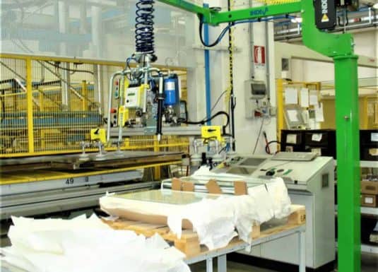 La serie INDEVA® Liftronic® es la revolución en el campo de los manipuladores industriales. Mover objetos que son difíciles de agarrar y extremadamente frágiles, como puertas y ventanas, requeriría energía y operadores. Normalmente, para este tipo de manipulación se utiliza una herramienta de agarre por vacío, con el fin de manipular vidrios y puertas de grandes dimensiones. De esta manera, el operador puede posicionar la carga de la manera más adecuada para el procesamiento de puertas y ventanas, sin causar ningún daño. Los sistemas INDEVA se distinguen por el equilibrado continuo y automático de la carga, que permite manejar diferentes pesos sin necesidad de preajustar la carga, a diferencia de los manipuladores tradicionales del mercado.