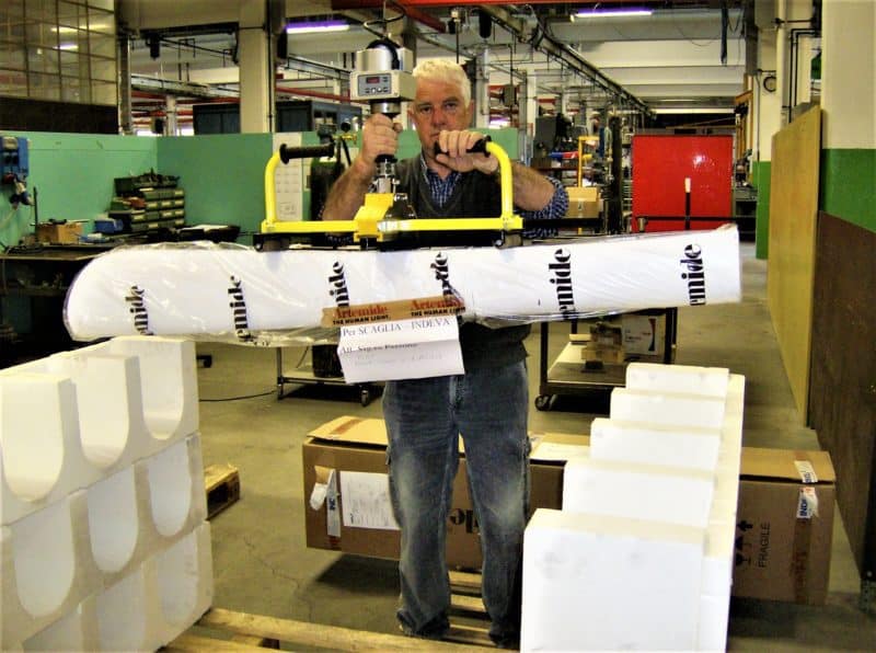 furniture Gracias al control electrónico, con un INDEVA es posible manipular artículos delicados. Los sistemas inteligentes INDEVA permiten movimientos suaves y precisos, de forma que la ventana se puede posicionar con precisión sin impacto ni rebote, reduciendo significativamente el riesgo de daños.