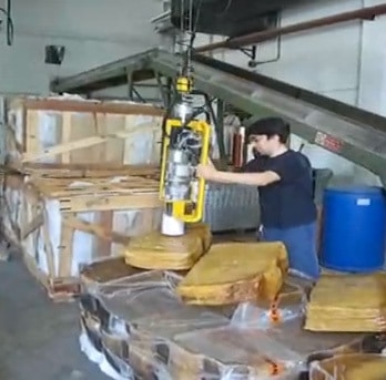 El manejo fácil e intuitivo caracteriza a los manipuladores industriales INDEVA del resto del mercado. De esta manera, los operadores pueden moverse fácilmente y en la posición más apropiada para el procesamiento, los artículos de goma y plástico.