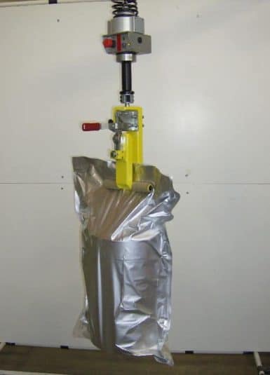 Sacos y Bolsas – Manipuladores con toma mecánica El uso de un sistema INDEVA permite al operario evitar grandes esfuerzos que con el tiempo, perjudicarían su salud, todo ello, utilizando una herramienta de agarre adecuada para posicionar con precisión las bolsas.