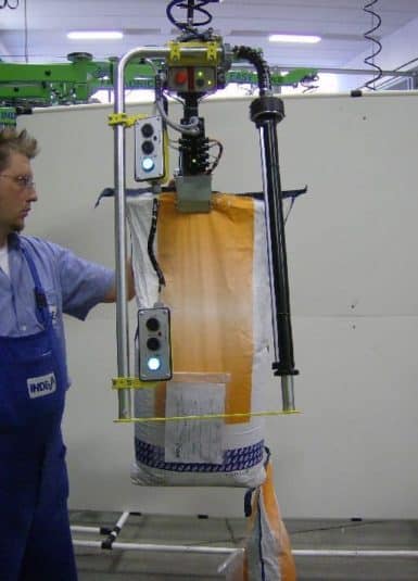 Sacos y Bolsas – Manipuladores con toma mecánica Los Manipuladores INDEVA pueden ser equipados con ganchos y pinzas personalizadas para el manejo de bolsas de plástico, tela o papel.