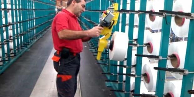 Handling yarn reels