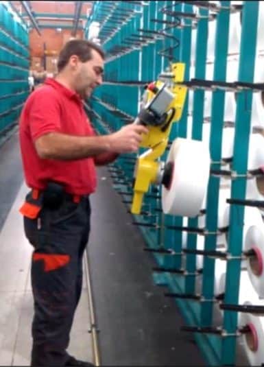 Los carretes pesados ya no son un problema: el operador, gracias a la función de autoequilibrio de los sistemas INDEVA, puede moverse sin dificultad.