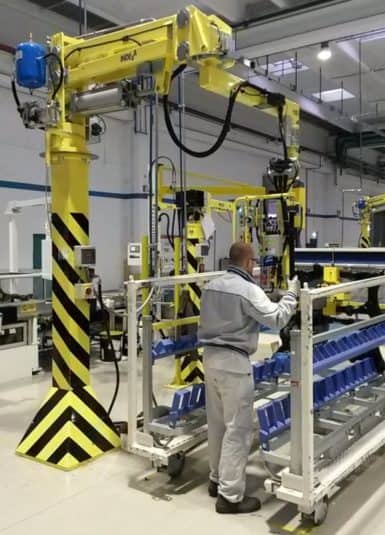 Los manipuladores industriales INDEVA son la solución ideal para el manejo de los ejes traseros. Todo ello con la puesta a cero de los tiempos de espera tradicionales de los manipuladores neumáticos, lo que se traduce en un aumento considerable de la productividad.