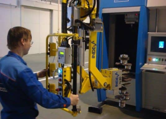 Ejes motor Los manipuladores inteligentes INDEVA son sistemas sensibles con movimientos precisos, que permiten al operario tener un perfecto control en todo momento de todo el ciclo de mecanizado, desplazando el eje motor a la posición deseada.