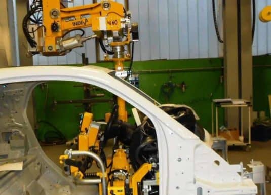 Liftronic Air - Brazo suspendido-Salpicadero Scaglia INDEVA ha proporcionado una variedad de soluciones de manejo de salpicaderos a muchas compañías automotrices de todo el mundo. El uso versátil del sistema INDEVA Liftronic por parte del operador, a través de movimientos lentos y precisos para posicionar el salpicadero sin impacto ni rebote, reduciendo significativamente el riesgo de daños. Scaglia INDEVA estudia cada petición y es capaz de asesorar y proporcionar la mejor solución ad hoc para la gestión del salpicadero de cada aplicación.