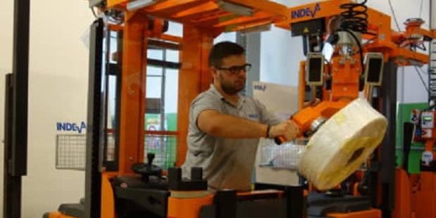 INDEVA® Liftruck es un manipulador con brazo articulado y cabeza orbital para la industria textil.