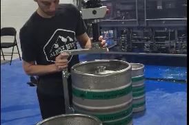 manipulador ingravido INDEVA para manipular, desplacerr bidones de cerveza sin esfuerzo