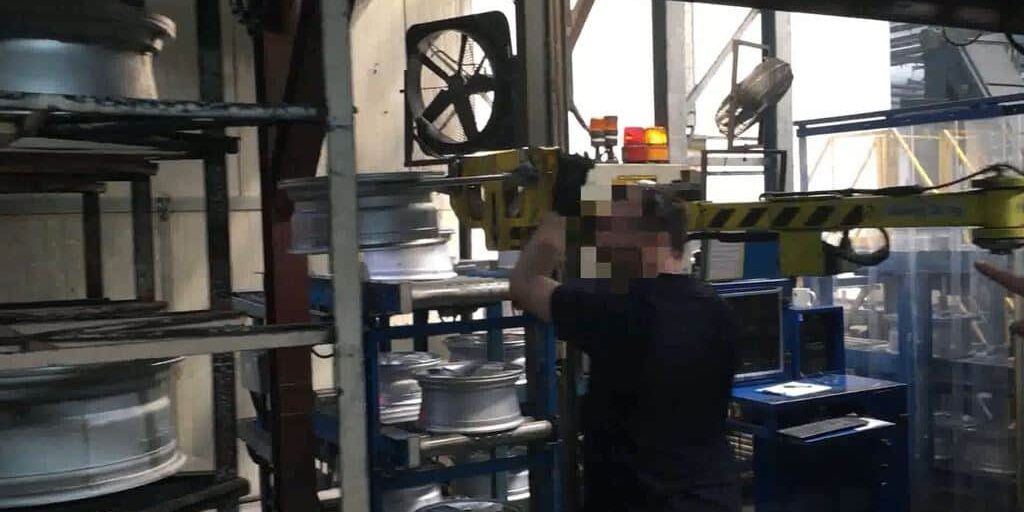 guardar las llantas en los estantes de forma rápida y sin esfuerzo. Para el almacenamiento de neumáticos en estanterías, un manipulador lineal INDEVA® es la solución de vanguardia.