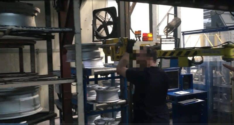 guardar las llantas en los estantes de forma rápida y sin esfuerzo. Para el almacenamiento de neumáticos en estanterías, un manipulador lineal INDEVA® es la solución de vanguardia.