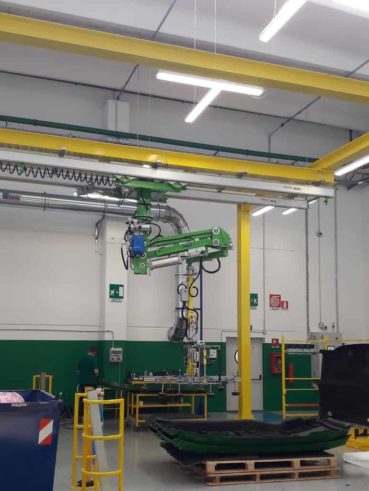 Industrial manipulator with vacuum gripping system for handling large tractor sides