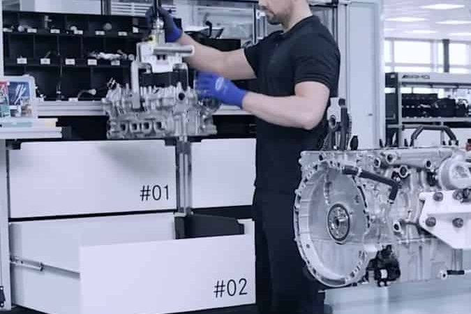 Handling and positioning engine in a restricted area very precisely
