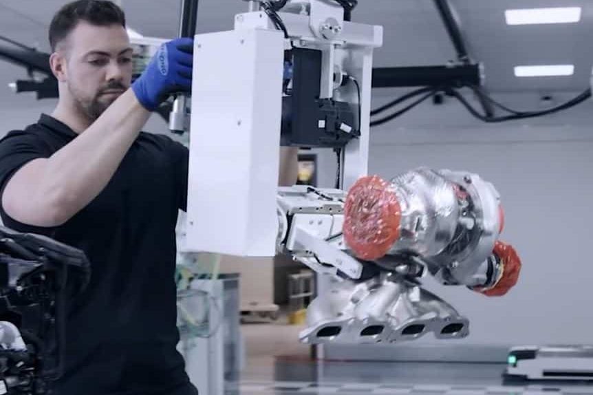 INDUSTRIAL MANIPULATOR FOR HANDLING CAR PARTS IN THE AUTOMOTIVE INDUSTRY