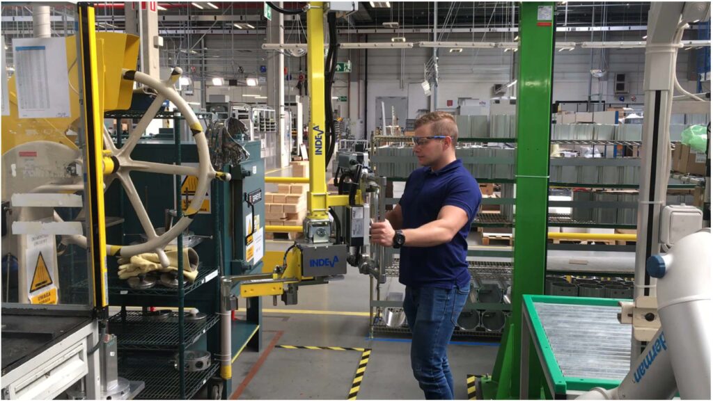 Prezentacja DHC Indeva szkoleniowa pneumatic manipulator for handling hot stators, weighin 30 kg