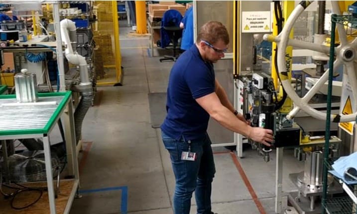 pneumatic-manipulator-handling-stators pneumatic manipulator for handling hot stators, weighin 30 kg