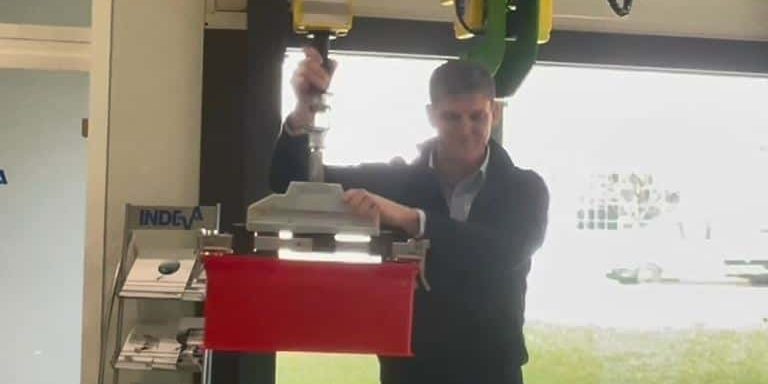 Lift and handle cases with liftronic Easy 6